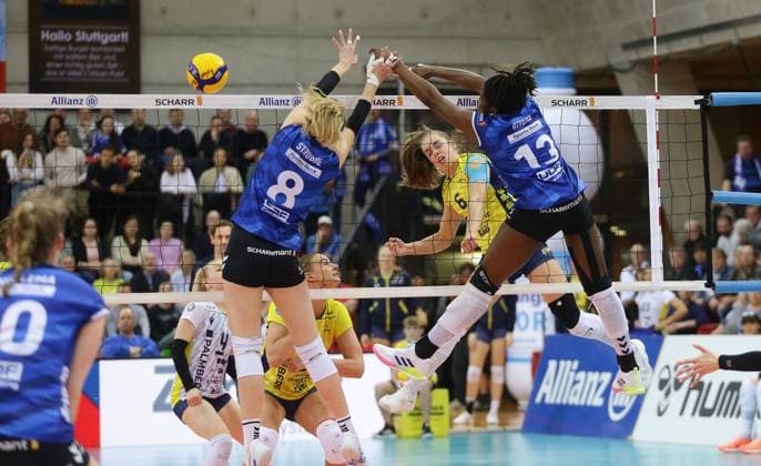 Stuttgart , Volleyball Bundesliga Frauen PlayOff Finale Spiel 2, Allianz MTV Stuttgart vs. SSC Palmberg Schwerin , von links: Monique Strubbe ( Stgt ) Nova Marring ( Schwerin ) Krystal Rivers ( Stgt )