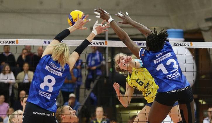 Stuttgart , Volleyball Bundesliga Frauen PlayOff Finale Spiel 2, Allianz MTV Stuttgart vs. SSC Palmberg Schwerin , von links: Monique Strubbe ( Stgt ) Nova Marring ( Schwerin ) Krystal Rivers ( Stgt )