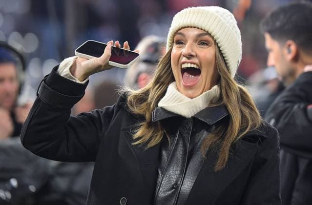 17.04.2024, xemx, Fussball UEFA Champions League, FC Bayern Muenchen - Arsenal London emspor, v.l. Laura Wontorra (DFL DFB REGULATIONS PROHIBIT ANY USE OF PHOTOGRAPHS as IMAGE SEQUENCES and or QUASI-VIDEO) Muenchen
