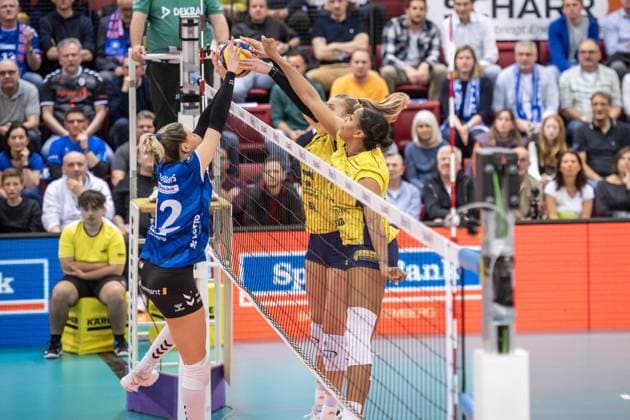 Elles Dambrink (SSC Palmberg Schwerin, 15) und Jazmine White (SSC Palmberg Schwerin, 14) vs. Britt Bongaerts (Allianz MTV Stuttgart, 12) Allianz MTV Stuttgart - SSC Palmberg Schwerin, Volleyball Bundesliga, Frauen, VBL, Saison 2023 24, Deutsche Meisterschaft Finale - Spiel 2, 17.04.2024, Stuttgart (SCHARRena), DEU GER, Allianz MTV Stuttgart - SSC Palmberg Schwerin, Volleyball, Bundesliga, easycredit VBL, Deutsche Meisterschaft Finale Spiel 2, Spielzeit 2023 2024, 17.04.2024 Stuttgart Copyright: xSandyxDinkelackerx EP_SDR