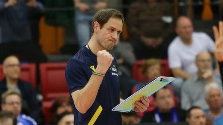 Stuttgart , Volleyball Bundesliga Frauen PlayOff Finale Spiel 2, Allianz MTV Stuttgart vs. SSC Palmberg Schwerin , Trainer Felix Koslowski ( Schwerin )