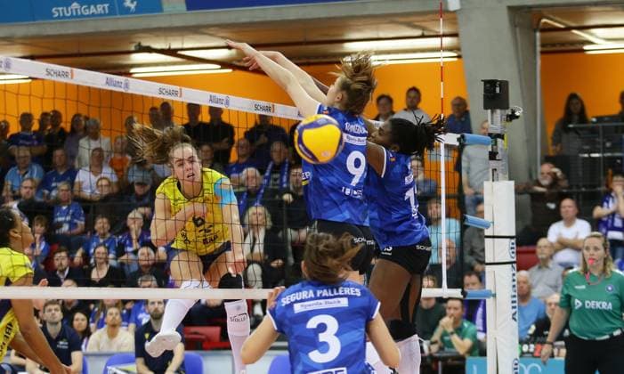 Stuttgart , Volleyball Bundesliga Frauen PlayOff Finale Spiel 2, Allianz MTV Stuttgart vs. SSC Palmberg Schwerin , von links: Nova Marring ( Schwerin ) Eline Timmerman Krystal Rivers ( Stgt )
