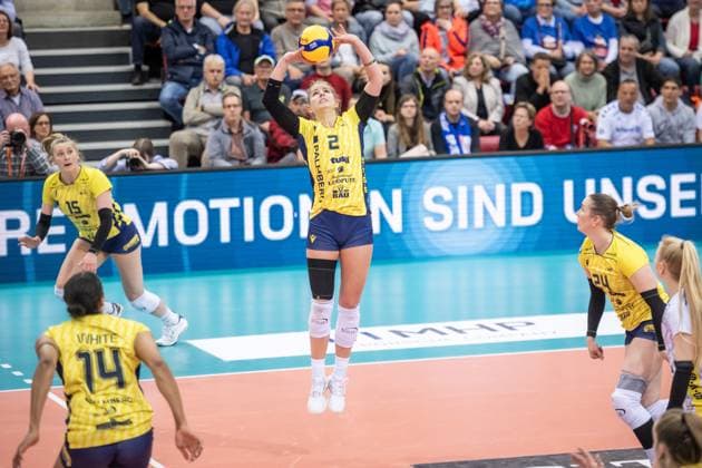 Pia Kaestner (SSC Palmberg Schwerin, 02) - Ballannahme Allianz MTV Stuttgart - SSC Palmberg Schwerin, Volleyball Bundesliga, Frauen, VBL, Saison 2023 24, Deutsche Meisterschaft Finale - Spiel 2, 17.04.2024, Stuttgart (SCHARRena), DEU GER, Allianz MTV Stuttgart - SSC Palmberg Schwerin, Volleyball, Bundesliga, easycredit VBL, Deutsche Meisterschaft Finale Spiel 2, Spielzeit 2023 2024, 17.04.2024 Stuttgart Copyright: xSandyxDinkelackerx EP_SDR