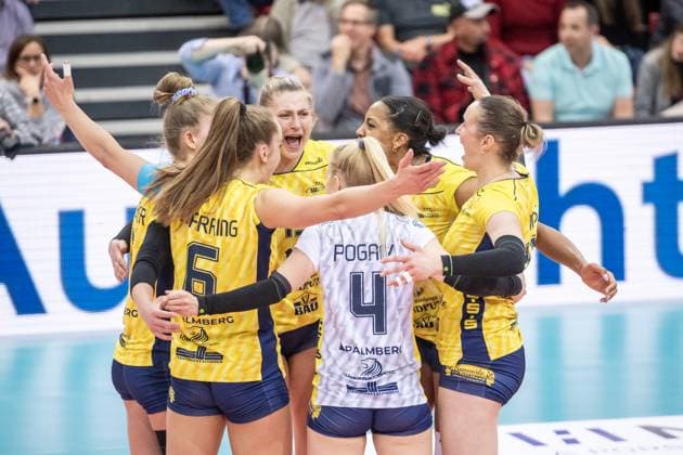 Elles Dambrink (SSC Palmberg Schwerin, 15) und Team jubeln, Jubel, Schrei, Freude Allianz MTV Stuttgart - SSC Palmberg Schwerin, Volleyball Bundesliga, Frauen, VBL, Saison 2023 24, Deutsche Meisterschaft Finale - Spiel 2, 17.04.2024, Stuttgart (SCHARRena), DEU GER, Allianz MTV Stuttgart - SSC Palmberg Schwerin, Volleyball, Bundesliga, easycredit VBL, Deutsche Meisterschaft Finale Spiel 2, Spielzeit 2023 2024, 17.04.2024 Stuttgart Copyright: xSandyxDinkelackerx EP_SDR