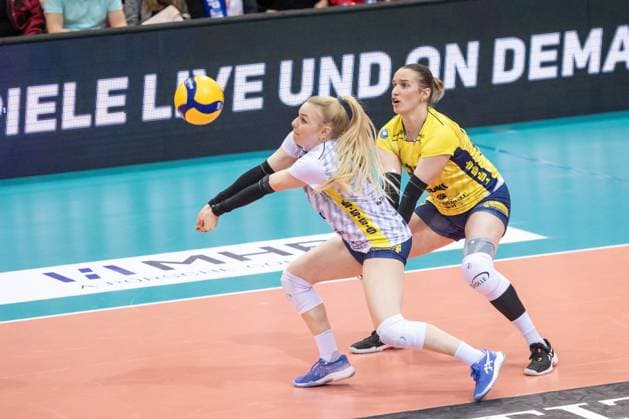 Anna Pogany (SSC Palmberg Schwerin, 04) - Ballannahme Allianz MTV Stuttgart - SSC Palmberg Schwerin, Volleyball Bundesliga, Frauen, VBL, Saison 2023 24, Deutsche Meisterschaft Finale - Spiel 2, 17.04.2024, Stuttgart (SCHARRena), DEU GER, Allianz MTV Stuttgart - SSC Palmberg Schwerin, Volleyball, Bundesliga, easycredit VBL, Deutsche Meisterschaft Finale Spiel 2, Spielzeit 2023 2024, 17.04.2024 Stuttgart Copyright: xSandyxDinkelackerx EP_SDR