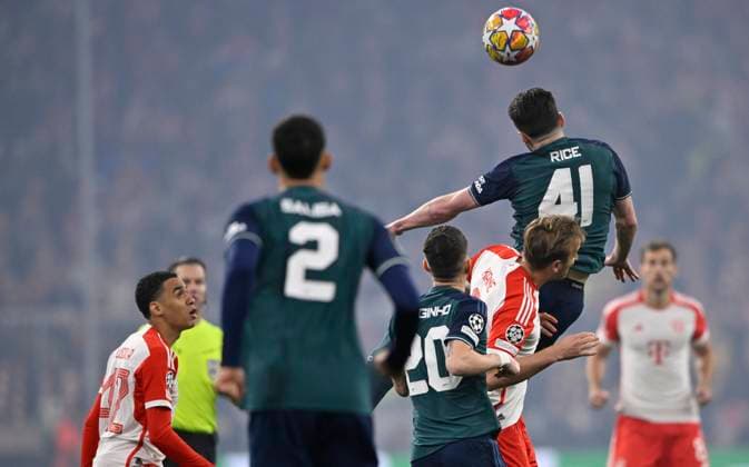 Kopfballduell Zweikampf Aktion Harry Kane FC Bayern Muenchen FCB (09) gegen Declan Rice FC Arsenal (41) FC Bayern Muenchen FCB vs FC Arsenal Viertelfinale Rueckspiel 17.04.2024 DFL REGULATIONS PROHIBIT ANY USE OF PHOTOGRAPHS AS IMAGE SEQUENCES AND OR QUASI-VIDEO FC Bayern Muenchen FCB vs FC Arsenal