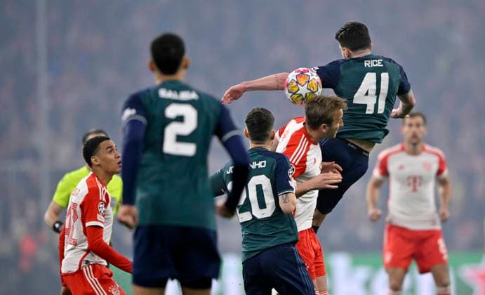 Kopfballduell Zweikampf Aktion Harry Kane FC Bayern Muenchen FCB (09) gegen Declan Rice FC Arsenal (41) FC Bayern Muenchen FCB vs FC Arsenal Viertelfinale Rueckspiel 17.04.2024 DFL REGULATIONS PROHIBIT ANY USE OF PHOTOGRAPHS AS IMAGE SEQUENCES AND OR QUASI-VIDEO FC Bayern Muenchen FCB vs FC Arsenal