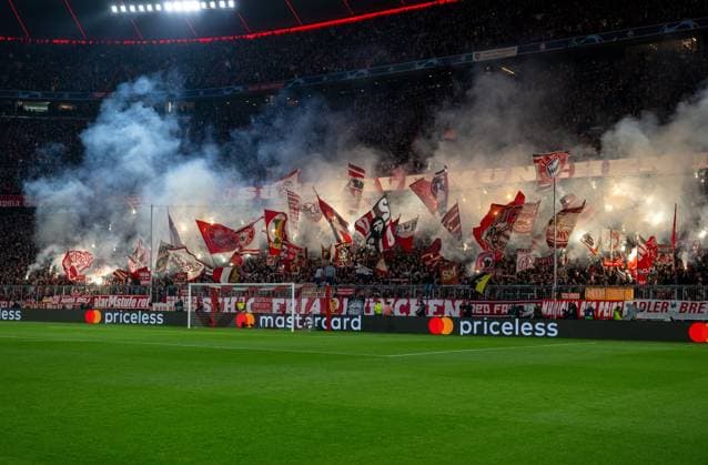 Fussball, Herren, Saison 2023 2024, Champions League (Viertelfinale, Rückspiel), FC Bayern München - Arsenal London, Fans von Bayern zünden Pyrotechnik, 17.04.2024, Copyright: xMatthiasxKochx