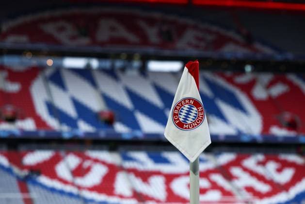 Fußball Champions League Viertelfinale FC Bayern München - FC Arsenal am 17.04.2024 in der Allianz Arena in München Symbolbild Symbolfoto: Eckfahne in den Farben Logo des FC Bayern München.
