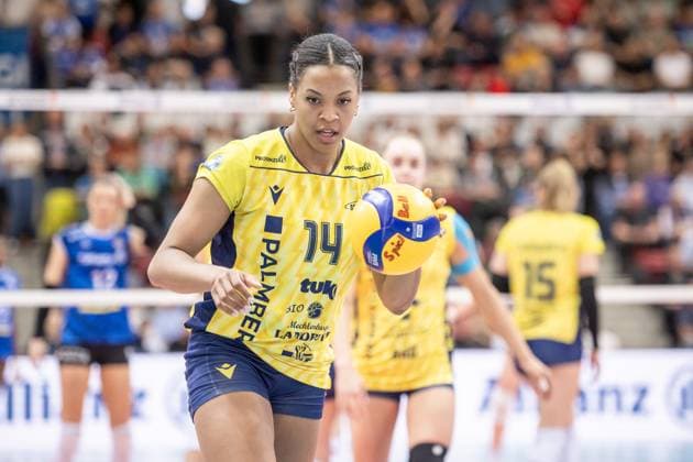 Jazmine White (SSC Palmberg Schwerin, 14) mit Spielball Allianz MTV Stuttgart - SSC Palmberg Schwerin, Volleyball Bundesliga, Frauen, VBL, Saison 2023 24, Deutsche Meisterschaft Finale - Spiel 2, 17.04.2024, Stuttgart (SCHARRena), DEU GER, Allianz MTV Stuttgart - SSC Palmberg Schwerin, Volleyball, Bundesliga, easycredit VBL, Deutsche Meisterschaft Finale Spiel 2, Spielzeit 2023 2024, 17.04.2024 Stuttgart Copyright: xSandyxDinkelackerx EP_SDR