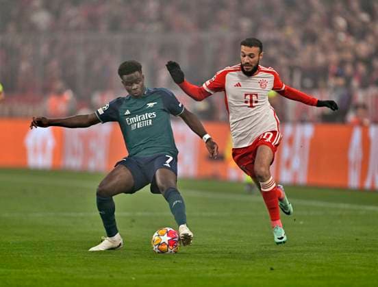 17.04.2024, Fussball UEFA Championsleague 2023 2024: Viertelfinale, FC Bayern München - FC Arsenal London, in der Allianz-Arena München. v.l. Bukayo Saka (FC Arsenal) gegen Noussair Mazraoui (FC Bayern München)