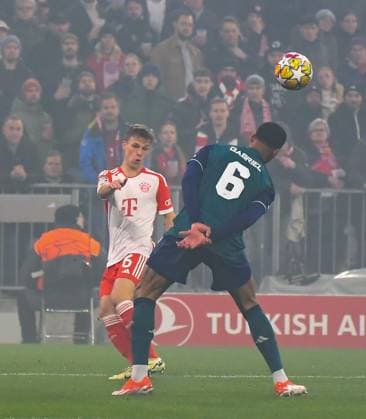 17.04.2024, xemx, Fussball UEFA Champions League, FC Bayern Muenchen - Arsenal London emspor, v.l. Joshua Kimmich (FC Bayern Muenchen), Gabriel (Arsenal London) (DFL DFB REGULATIONS PROHIBIT ANY USE OF PHOTOGRAPHS as IMAGE SEQUENCES and or QUASI-VIDEO) Muenchen