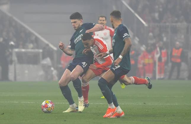 17.04.2024, xemx, Fussball UEFA Champions League, FC Bayern Muenchen - Arsenal London emspor, v.l. Declan Rice (Arsenal London), Jamal Musiala (FC Bayern Muenchen), Ben White (Arsenal London) Zweikampf, Aktion, action, battle for the ball (DFL DFB REGULATIONS PROHIBIT ANY USE OF PHOTOGRAPHS as IMAGE SEQUENCES and or QUASI-VIDEO) Muenchen