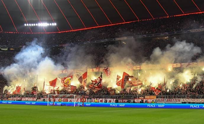 17.04.2024, xemx, Fussball UEFA Champions League, FC Bayern Muenchen - Arsenal London emspor, v.l. Stimmung, Schals, Ultras zuenden Pyrotechnik, Bengalos, Rauch, Böller (DFL DFB REGULATIONS PROHIBIT ANY USE OF PHOTOGRAPHS as IMAGE SEQUENCES and or QUASI-VIDEO) Muenchen