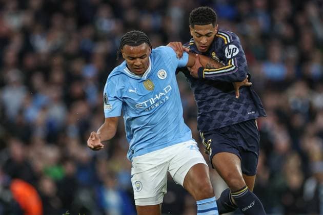 UEFA Champions League Quarter Final Manchester City v Real Madrid Manuel Akanji of Manchester City holds off Jude Bellingham of Real Madrid during the UEFA Champions League Quarter Final Manchester City vs Real Madrid at Etihad Stadium, Manchester, United Kingdom, 17th April 2024 (Photo by Mark Cosgrove News Images) Manchester Etihad Stadium Manchester United, ManU Kingdom Copyright: xMarkxCosgrove NewsxImagesx