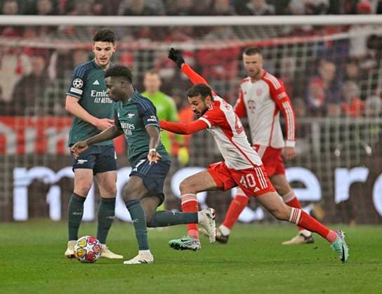 17.04.2024, Fussball UEFA Championsleague 2023 2024: Viertelfinale, FC Bayern München - FC Arsenal London, in der Allianz-Arena München. v.l. Bukayo Saka (FC Arsenal) gegen Noussair Mazraoui (FC Bayern München)