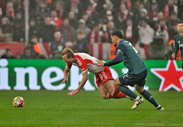 17.04.2024, Fussball UEFA Championsleague 2023 2024: Viertelfinale, FC Bayern München - FC Arsenal London, in der Allianz-Arena München. Harry Kane (FC Bayern München) fällt zu Boden.