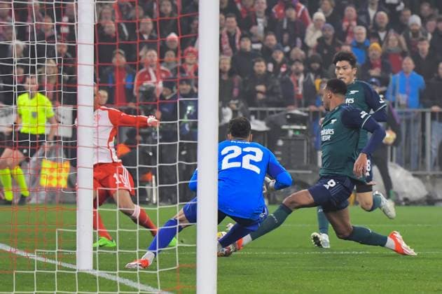 17.04.2024, xemx, Fussball UEFA Champions League, FC Bayern Muenchen - Arsenal London emspor, v.l. Leroy Sane (FC Bayern Muenchen), David Raya (Arsenal London), Gabriel (Arsenal London) (DFL DFB REGULATIONS PROHIBIT ANY USE OF PHOTOGRAPHS as IMAGE SEQUENCES and or QUASI-VIDEO) Muenchen
