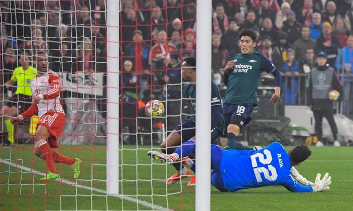 17.04.2024, xemx, Fussball UEFA Champions League, FC Bayern Muenchen - Arsenal London emspor, v.l. Leroy Sane (FC Bayern Muenchen), Gabriel (Arsenal London), David Raya (Arsenal London) (DFL DFB REGULATIONS PROHIBIT ANY USE OF PHOTOGRAPHS as IMAGE SEQUENCES and or QUASI-VIDEO) Muenchen
