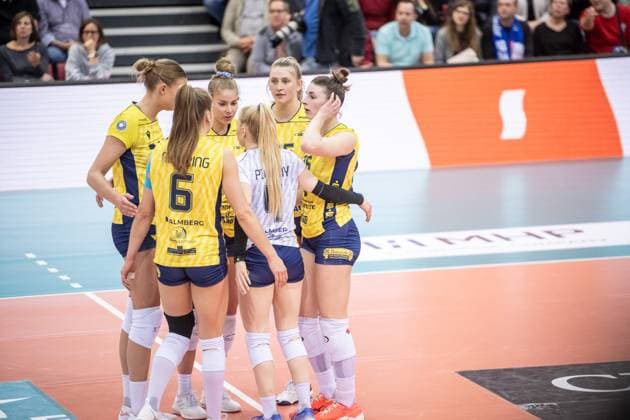 Pia Kaestner (SSC Palmberg Schwerin, 02) mit Team, enttaeuschte Blicke Allianz MTV Stuttgart - SSC Palmberg Schwerin, Volleyball Bundesliga, Frauen, VBL, Saison 2023 24, Deutsche Meisterschaft Finale - Spiel 2, 17.04.2024, Stuttgart (SCHARRena), DEU GER, Allianz MTV Stuttgart - SSC Palmberg Schwerin, Volleyball, Bundesliga, easycredit VBL, Deutsche Meisterschaft Finale Spiel 2, Spielzeit 2023 2024, 17.04.2024 Stuttgart Copyright: xSandyxDinkelackerx EP_SDR