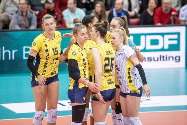 Pia Kaestner (SSC Palmberg Schwerin, 02), Mitte und Team - enttaeuschte Blicke Allianz MTV Stuttgart - SSC Palmberg Schwerin, Volleyball Bundesliga, Frauen, VBL, Saison 2023 24, Deutsche Meisterschaft Finale - Spiel 2, 17.04.2024, Stuttgart (SCHARRena), DEU GER, Allianz MTV Stuttgart - SSC Palmberg Schwerin, Volleyball, Bundesliga, easycredit VBL, Deutsche Meisterschaft Finale Spiel 2, Spielzeit 2023 2024, 17.04.2024 Stuttgart Copyright: xSandyxDinkelackerx EP_SDR