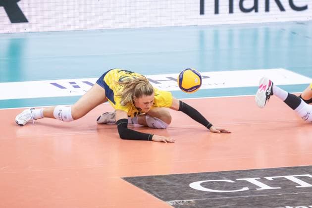 Elles Dambrink (SSC Palmberg Schwerin, 15) - Ball verfehlt Allianz MTV Stuttgart - SSC Palmberg Schwerin, Volleyball Bundesliga, Frauen, VBL, Saison 2023 24, Deutsche Meisterschaft Finale - Spiel 2, 17.04.2024, Stuttgart (SCHARRena), DEU GER, Allianz MTV Stuttgart - SSC Palmberg Schwerin, Volleyball, Bundesliga, easycredit VBL, Deutsche Meisterschaft Finale Spiel 2, Spielzeit 2023 2024, 17.04.2024 Stuttgart Copyright: xSandyxDinkelackerx EP_SDR