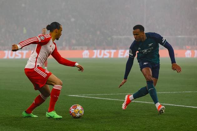 im Zweikampf, Aktion, mit Leroy Sane 10 (FC Bayern Muenchen), Gabriel Magalhaes 6 (FC Arsenal London), FC Bayern Muenchen vs. FC Arsenal, Champions League, Fussball, Viertelfinale, Rueckspiel, 17.04.2024 Muenchen Bayern Deutschland