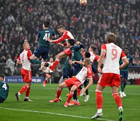 17.04.2024, Fussball UEFA Championsleague 2023 2024: Viertelfinale, FC Bayern München - FC Arsenal London, in der Allianz-Arena München. Eric Dier (FC Bayern München) gegen Declan Rice (FC Arsenal)