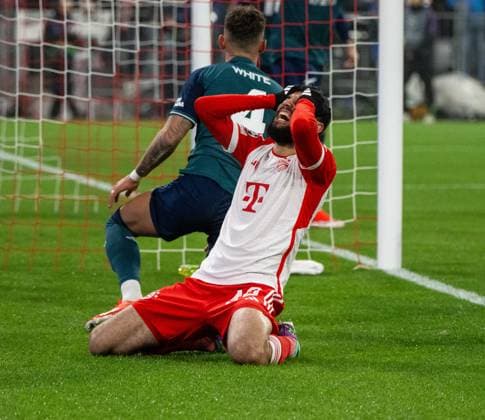 Fussball, Herren, Saison 2023 2024, Champions League (Viertelfinale, Rückspiel), FC Bayern München - Arsenal London, v. l. Ben White (FC Arsenal), Nouassir Mazraoui (FC Bayern München), 17.04.2024, Copyright: xMatthiasxKochx