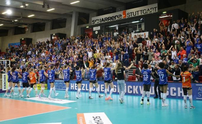 Stuttgart , Volleyball Bundesliga Frauen PlayOff Finale Spiel 2, Allianz MTV Stuttgart vs. SSC Palmberg Schwerin , Jubel la Ola der Stuttgarter Mannschaft bei den Fans