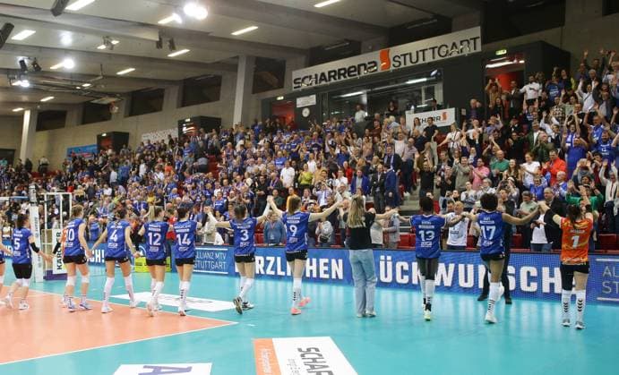 Sport Bilder des Tages Stuttgart , Volleyball Bundesliga Frauen PlayOff Finale Spiel 2, Allianz MTV Stuttgart vs. SSC Palmberg Schwerin , Jubel la Ola der Stuttgarter Mannschaft bei den Fans