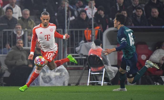 17.04.2024, xemx, Fussball UEFA Champions League, FC Bayern Muenchen - Arsenal London emspor, v.l. Leroy Sane (FC Bayern Muenchen), Takehiro Tomiyasu (Arsenal London) (DFL DFB REGULATIONS PROHIBIT ANY USE OF PHOTOGRAPHS as IMAGE SEQUENCES and or QUASI-VIDEO) Muenchen