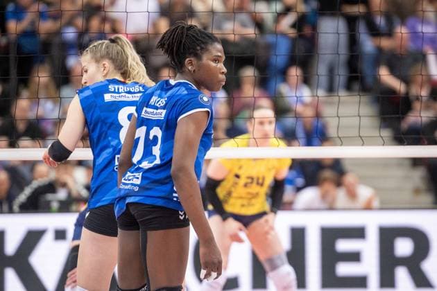 Krystal Rivers (Allianz MTV Stuttgart, 13) - konzentrierter Blick Allianz MTV Stuttgart - SSC Palmberg Schwerin, Volleyball Bundesliga, Frauen, VBL, Saison 2023 24, Deutsche Meisterschaft Finale - Spiel 2, 17.04.2024, Stuttgart (SCHARRena), DEU GER, Allianz MTV Stuttgart - SSC Palmberg Schwerin, Volleyball, Bundesliga, easycredit VBL, Deutsche Meisterschaft Finale Spiel 2, Spielzeit 2023 2024, 17.04.2024 Stuttgart Copyright: xSandyxDinkelackerx EP_SDR