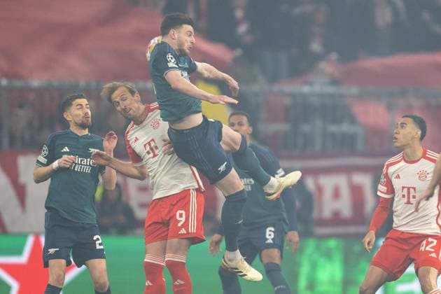 Jorghinho 20 (FC Arsenal), Harry Kane 9 (FC Bayern Muenchen), Kopfball, FC Bayern Muenchen vs. FC Arsenal, Fussball, Champions League Viertelfinale Rueckspiel, 17.04.2024 DFB regulations prohibit any use of photographs as image sequences and or quasi-video Muenchen Bayern Deutschland