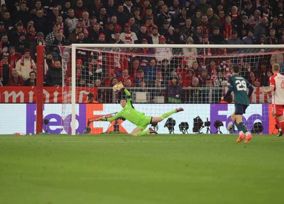 München, Deutschland 17. April 2024: Fussball, Herren, Champions League, Saison 2023 2024, Viertelfinale Rückspiel, FC Bayern München - FC Arsenal, Allianz Arena Manuel Neuer (FC Bayern München) pariert einen Schuss, Weltklasse, Parade