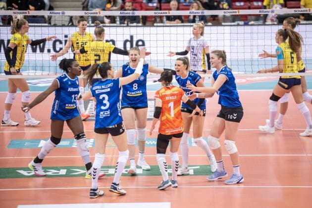 Allianz MTV Stuttgart - SSC Palmberg Schwerin, Volleyball Bundesliga, Frauen, VBL, Saison 2023 24, Deutsche Meisterschaft Finale - Spiel 2, 17.04.2024, Stuttgart (SCHARRena), DEU GER, Allianz MTV Stuttgart - SSC Palmberg Schwerin, Volleyball, Bundesliga, easycredit VBL, Deutsche Meisterschaft Finale Spiel 2, Spielzeit 2023 2024, 17.04.2024 Stuttgart Copyright: xSandyxDinkelackerx EP_SDR