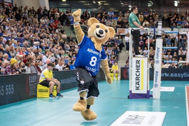 Maskottchen Charly jubelt Allianz MTV Stuttgart - SSC Palmberg Schwerin, Volleyball Bundesliga, Frauen, VBL, Saison 2023 24, Deutsche Meisterschaft Finale - Spiel 2, 17.04.2024, Stuttgart (SCHARRena), DEU GER, Allianz MTV Stuttgart - SSC Palmberg Schwerin, Volleyball, Bundesliga, easycredit VBL, Deutsche Meisterschaft Finale Spiel 2, Spielzeit 2023 2024, 17.04.2024 Stuttgart Copyright: xSandyxDinkelackerx EP_SDR