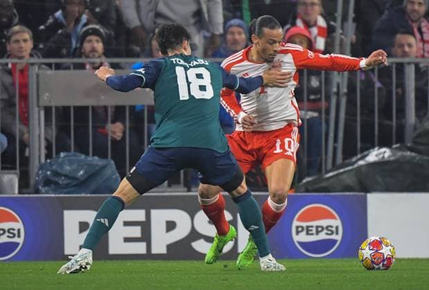 17.04.2024, xemx, Fussball UEFA Champions League, FC Bayern Muenchen - Arsenal London emspor, v.l. Takehiro Tomiyasu (Arsenal London), Leroy Sane (FC Bayern Muenchen) Zweikampf, Aktion, action, battle for the ball (DFL DFB REGULATIONS PROHIBIT ANY USE OF PHOTOGRAPHS as IMAGE SEQUENCES and or QUASI-VIDEO) Muenchen