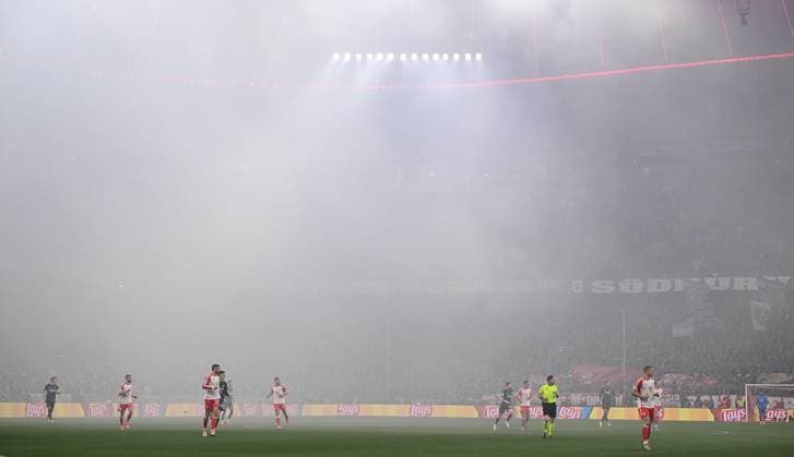 FUSSBALL CHAMPIONS LEAGUE SAISON 2023 2024 Viertelfinale Rueckspiel FC Bayern Muenchen - FC Arsenal London 17.04.2024 FC Bayern Muenchen Allianz Arena, Rauchbomben, Rauch, Pyro, im Nebel Feuerwerk