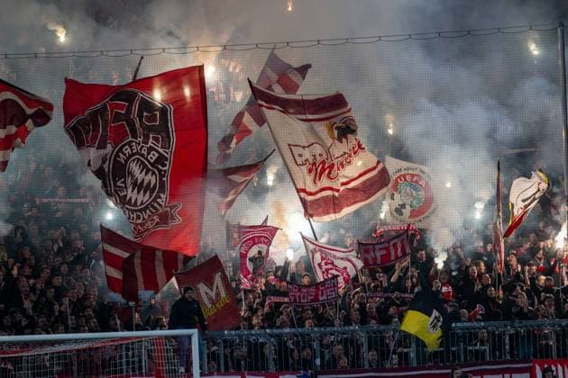 FC Bayern Fans der Suedkurve mit einer Pyro, FC Bayern Muenchen vs. FC Arsenal, Fussball, Champions League Viertelfinale Rueckspiel, 17.04.2024 DFB regulations prohibit any use of photographs as image sequences and or quasi-video Muenchen Bayern Deutschland