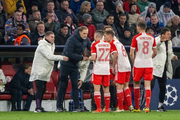 Fussball, Herren, Saison 2023 2024, Champions League (Viertelfinale, Rückspiel), FC Bayern München - Arsenal London, Trainer Thomas Tuchel (FC Bayern München) gibt Raphael Guerreiro (FC Bayern München), Joshua Kimmich (FC Bayern München) und Leon Goretzka (FC Bayern München) Anweisungen, 17.04.2024, Copyright: xMatthiasxKochx