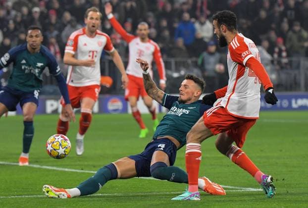 17.04.2024, xemx, Fussball UEFA Champions League, FC Bayern Muenchen - Arsenal London emspor, v.l. Ben White (Arsenal London), Noussair Mazraoui (FC Bayern Muenchen) Zweikampf, Aktion, action, battle for the ball (DFL DFB REGULATIONS PROHIBIT ANY USE OF PHOTOGRAPHS as IMAGE SEQUENCES and or QUASI-VIDEO) Muenchen