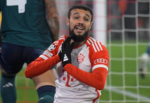 17.04.2024, xemx, Fussball UEFA Champions League, FC Bayern Muenchen - Arsenal London emspor, v.l. Noussair Mazraoui (FC Bayern Muenchen) enttaeuscht, enttaeuscht schauend, dissapointed (DFL DFB REGULATIONS PROHIBIT ANY USE OF PHOTOGRAPHS as IMAGE SEQUENCES and or QUASI-VIDEO) Muenchen