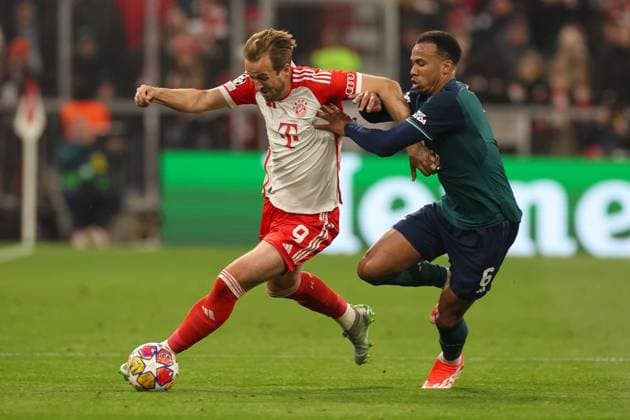 im Zweikampf, Aktion, mit Harry Kane 9 (FC Bayern Muenchen), Gabriel Magalhaes 6 (FC Arsenal London), FC Bayern Muenchen vs. FC Arsenal, Champions League, Fussball, Viertelfinale, Rueckspiel, 17.04.2024 Muenchen Bayern Deutschland