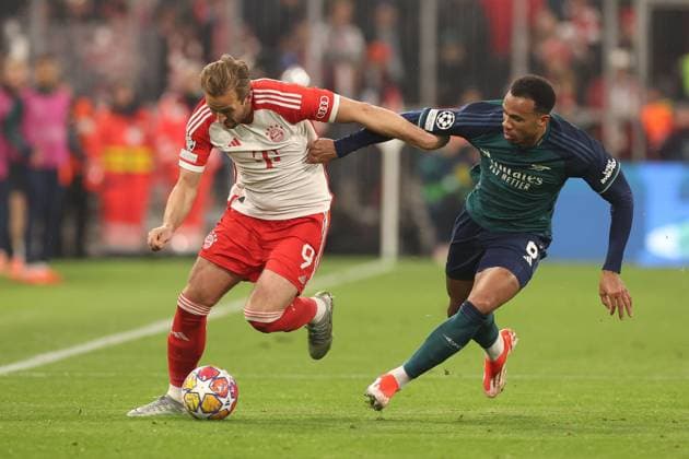 im Zweikampf, Aktion, mit Harry Kane 9 (FC Bayern Muenchen), Gabriel Magalhaes 6 (FC Arsenal London), FC Bayern Muenchen vs. FC Arsenal, Champions League, Fussball, Viertelfinale, Rueckspiel, 17.04.2024 Muenchen Bayern Deutschland
