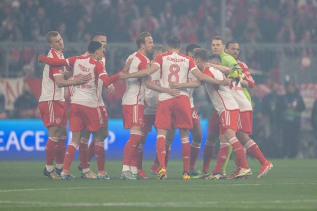 Team FC Bayern Muenchen schwoert sich ein, FC Bayern Muenchen vs. FC Arsenal, Fussball, Champions League Viertelfinale Rueckspiel, 17.04.2024 DFB regulations prohibit any use of photographs as image sequences and or quasi-video Muenchen Bayern Deutschland