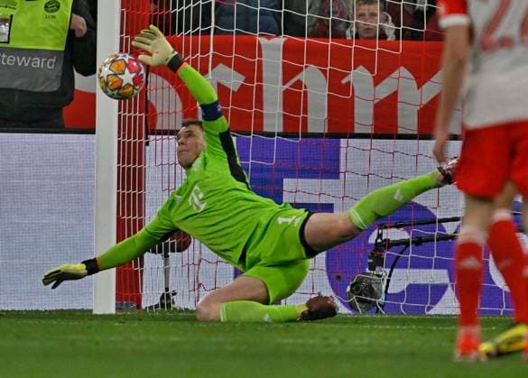 17.04.2024, Fussball UEFA Championsleague 2023 2024: Viertelfinale, FC Bayern München - FC Arsenal London, in der Allianz-Arena München. Torwart Manuel Neuer (FC Bayern München) parriert den Ball.