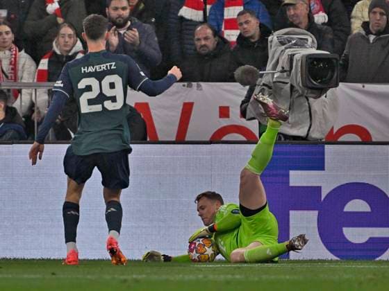 17.04.2024, Fussball UEFA Championsleague 2023 2024: Viertelfinale, FC Bayern München - FC Arsenal London, in der Allianz-Arena München. Torwart Manuel Neuer (FC Bayern München) fängt den Ball.