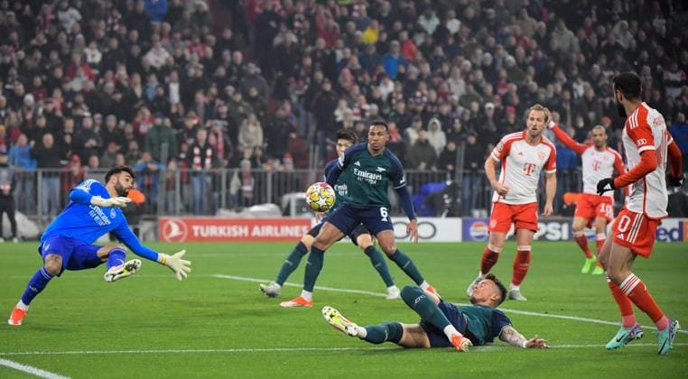 17.04.2024, xemx, Fussball UEFA Champions League, FC Bayern Muenchen - Arsenal London emspor, v.l. David Raya (Arsenal London), Ben White (Arsenal London), Noussair Mazraoui (FC Bayern Muenchen) (DFL DFB REGULATIONS PROHIBIT ANY USE OF PHOTOGRAPHS as IMAGE SEQUENCES and or QUASI-VIDEO) Muenchen