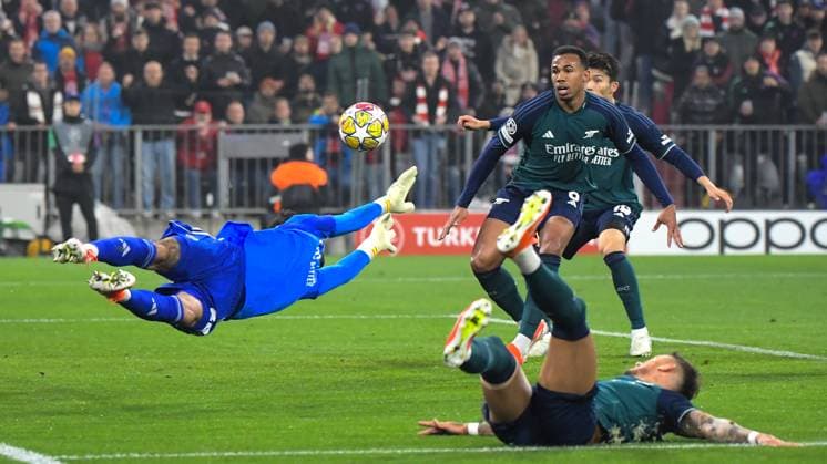 17.04.2024, xemx, Fussball UEFA Champions League, FC Bayern Muenchen - Arsenal London emspor, v.l. David Raya (Arsenal London), Gabriel Jesus (Arsenal London) (DFL DFB REGULATIONS PROHIBIT ANY USE OF PHOTOGRAPHS as IMAGE SEQUENCES and or QUASI-VIDEO) Muenchen
